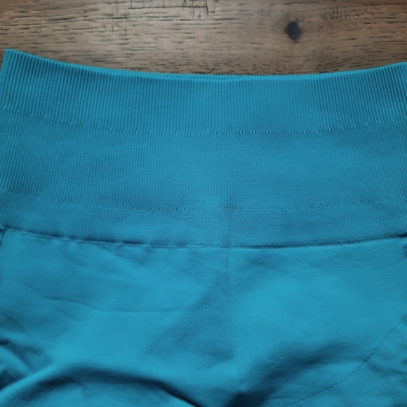 Lululemon Cropped Compression Tights - Picture 2 of 10